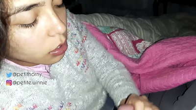 నేను నా భర్త పోగుచేసిన పాలను మింగుతున్నాను - కమ్‌తో నాలుక చూపిస్తున్నాను